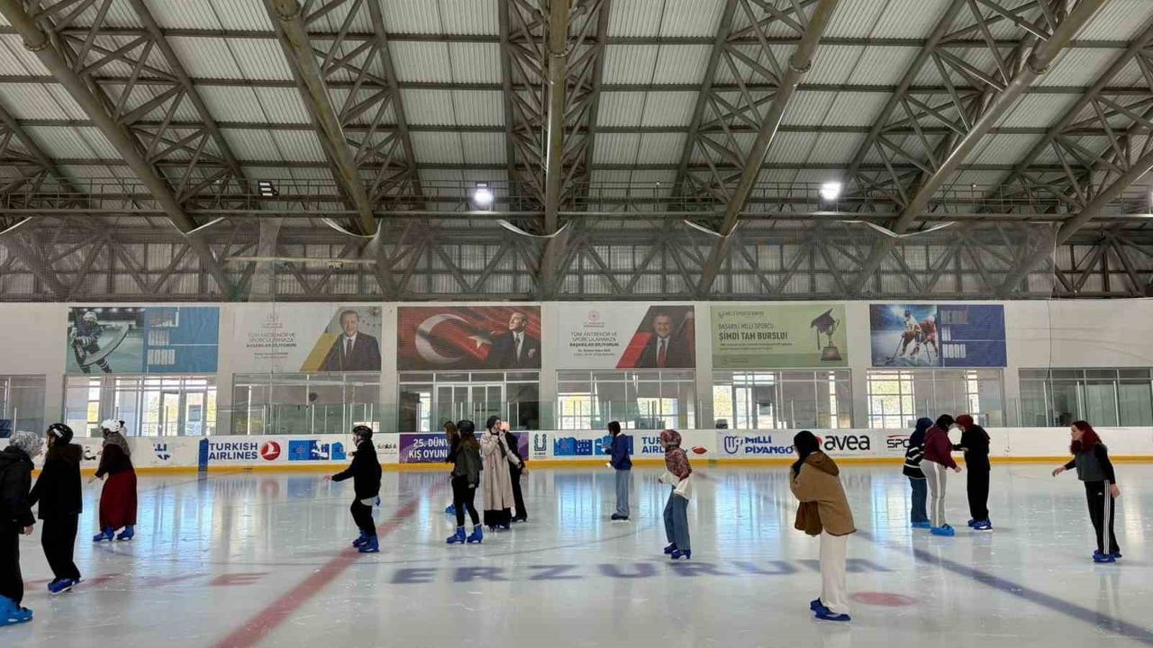 Erzurum'da Üniversiteliler 'Buzun Üzerinde Bir Yıl' ile Buz Pateni Öğreniyor