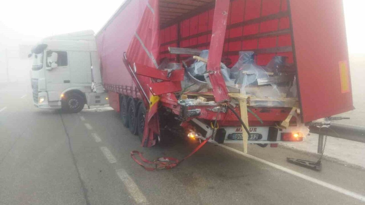 Erzurum'da Yoğun Sis: Pasinler'de Otobüs-Tır Çarpıştı — 13 Yaralı