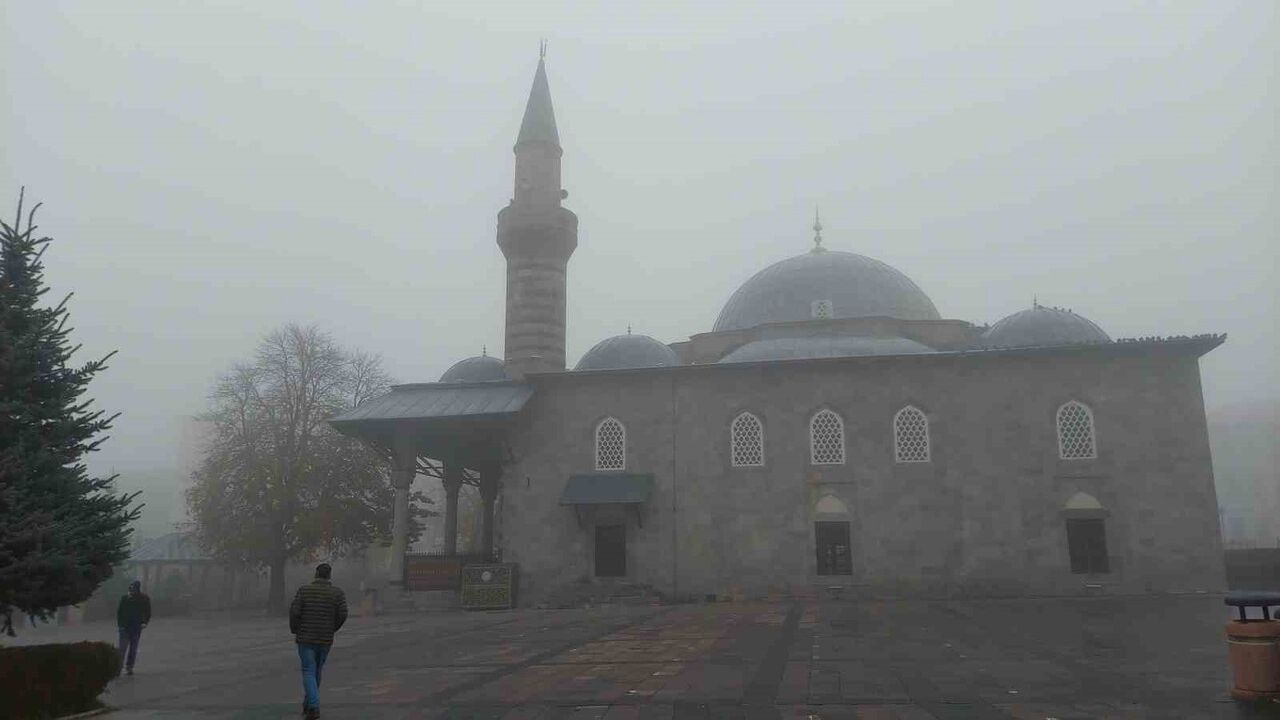 Erzurum'da Yoğun Sis Sürücülere Zor Anlar Yaşattı