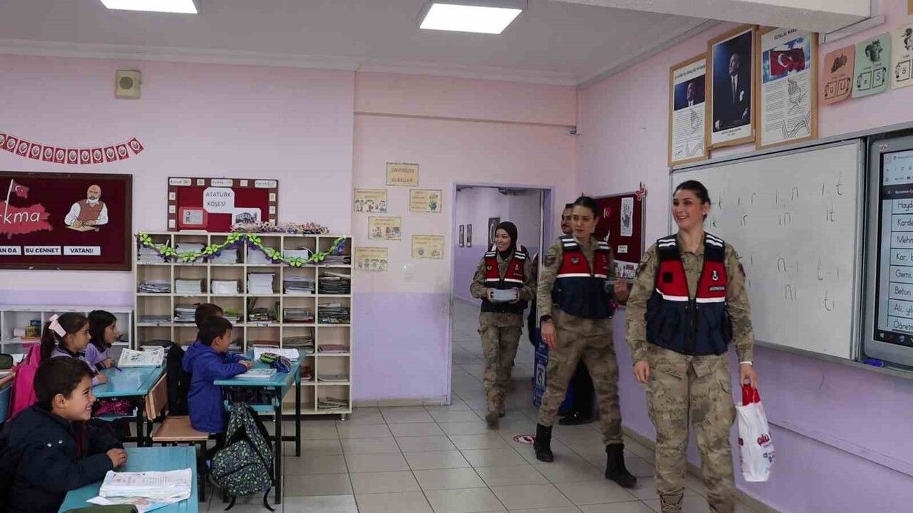 Erzurum Jandarmadan Başçakmak İlkokulu'nda Dünya Çocuk Hakları Günü Etkinliği