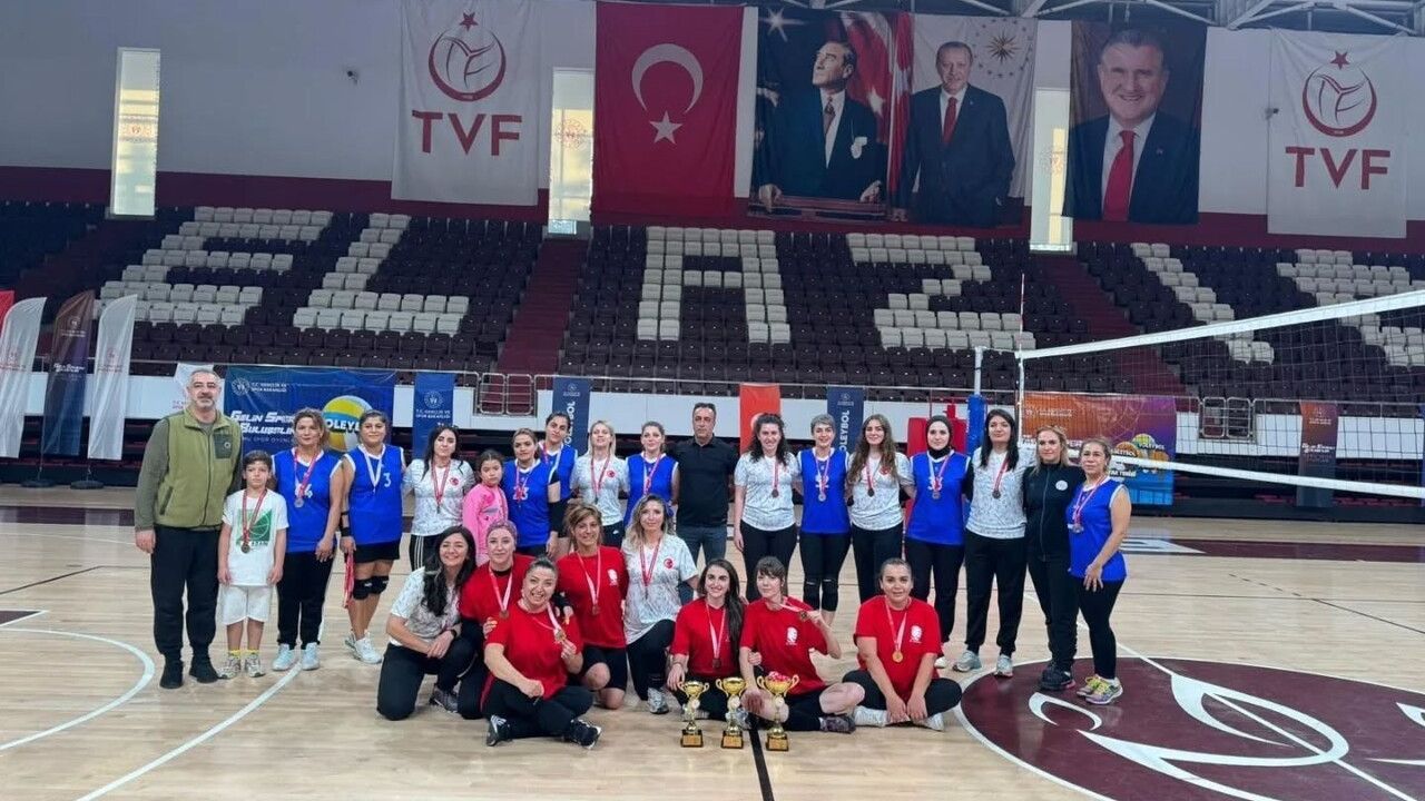 Erzurum Valiliği Kadın Voleybol Takımı Elazığ'da Şampiyon