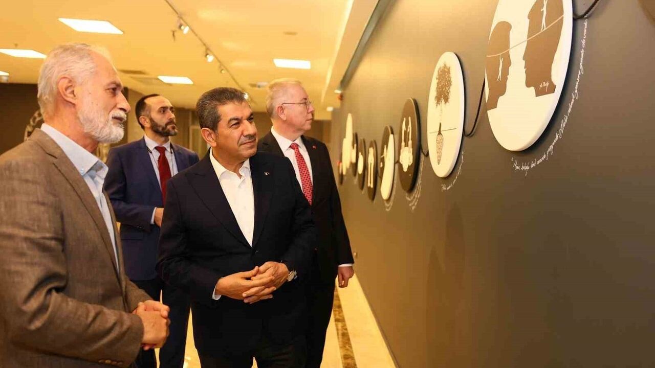 Esenler'de 'Tesbihat' Sergisi Açıldı — Abdülbaki Kömür, 100'ü Aşkın Karikatür