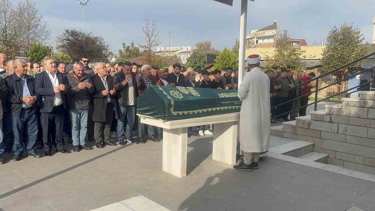 Esenyurt'ta Döner Yedikten Sonra Ölen 13 Yaşındaki Eren Yılgın Uğurlandı