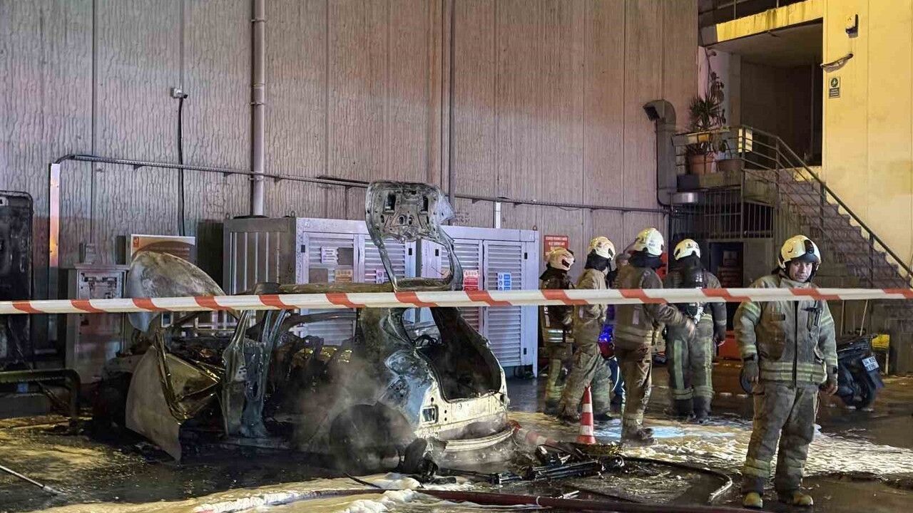 Esenyurt'ta şarjdaki elektrikli araç alev alıp patladı