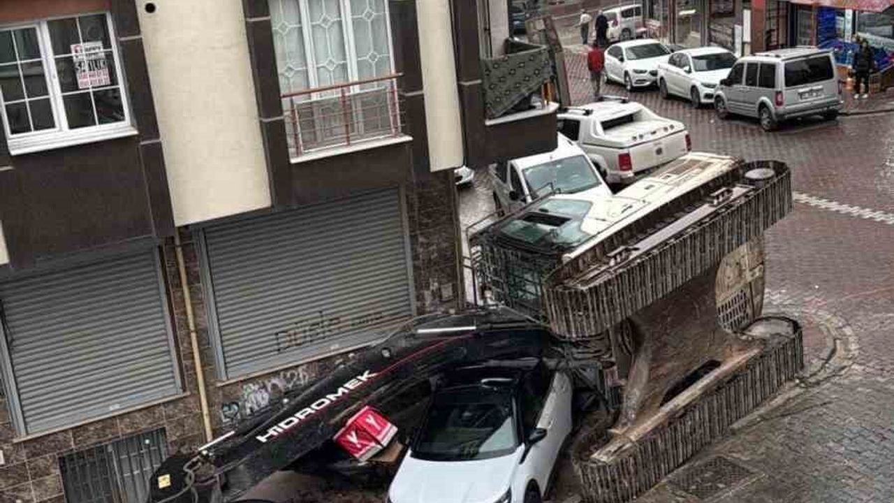 Esenyurt'ta tır dorsesindeki iş makinesi devrildi: 2 otomobil ve 1 motosiklete hasar