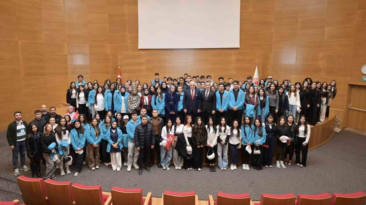 Esenyurtlu Gençler 10 Kasım’da Anıtkabir, TBMM ve Millet Kütüphanesi’ni Ziyaret Etti