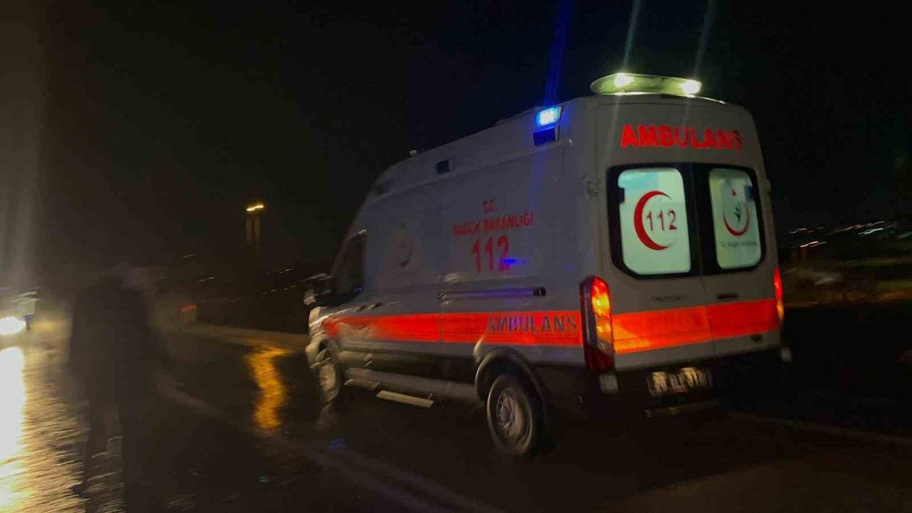 Eskişehir-Afyonkarahisar Yolunda Kafa Kafaya Çarpışma: 3'ü Çocuk 9 Yaralı