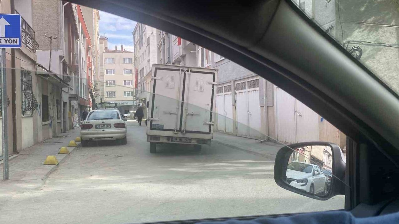 Eskişehir Baysal Sokak'ta Devrilme Tehlikesi Geçiren Kamyon Trafikte Tedirginlik Yarattı