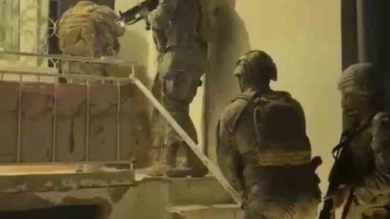 Eskişehir'de 3 yıl hapisle aranan A.A., çatıda izolasyon malzemeleri arasında yakalandı