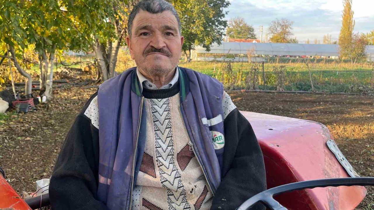 Eskişehir'de 67 Yaşındaki Çiftçi Yeni Yönetmeliğe Uygun Kaskla Tarlasını Sürdü