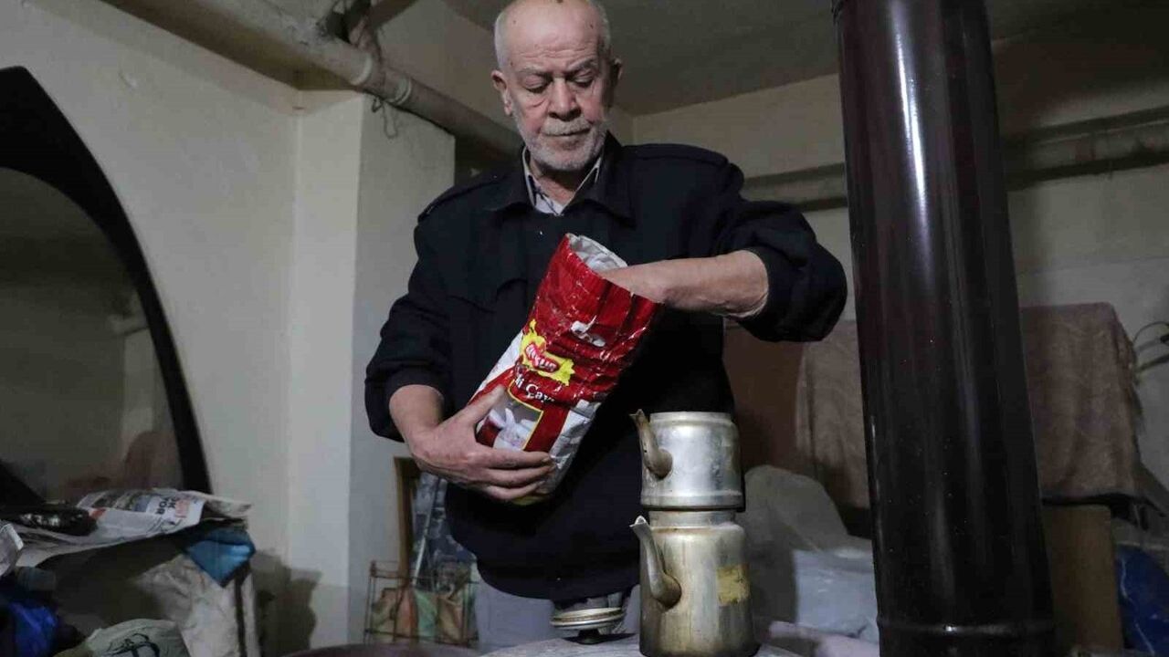 Eskişehir'de 75 yaşındaki Hasan Gürbüz 15 yıldır bodrum katında yaşıyor