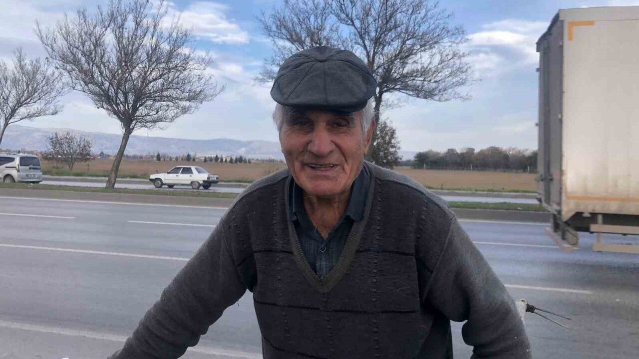 Eskişehir'de 84 yaşındaki Kamil Köprülü bisikletiyle atık topluyor