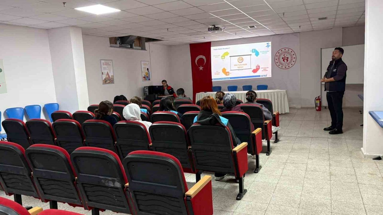 Eskişehir'de AFAD'dan Kız Öğrenci Yurdunda Afet ve Yangın Farkındalık Eğitimi