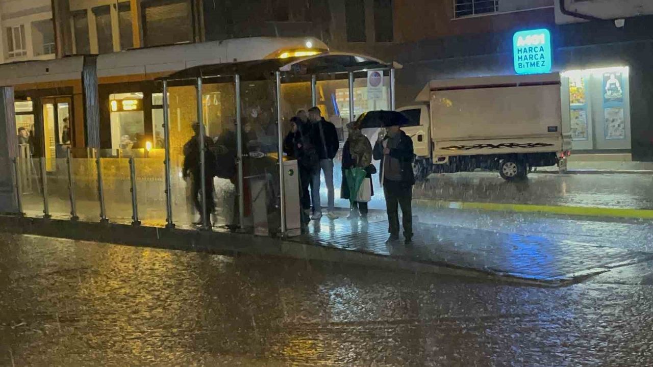 Eskişehir'de Ani Sağanak Tramvay Seferlerini Aksattı
