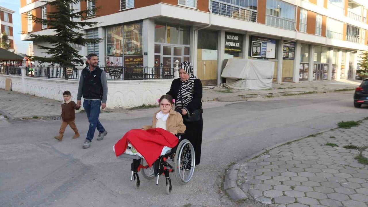 Eskişehir'de anne kızını kucağında taşıyor: Okula asansör talebi