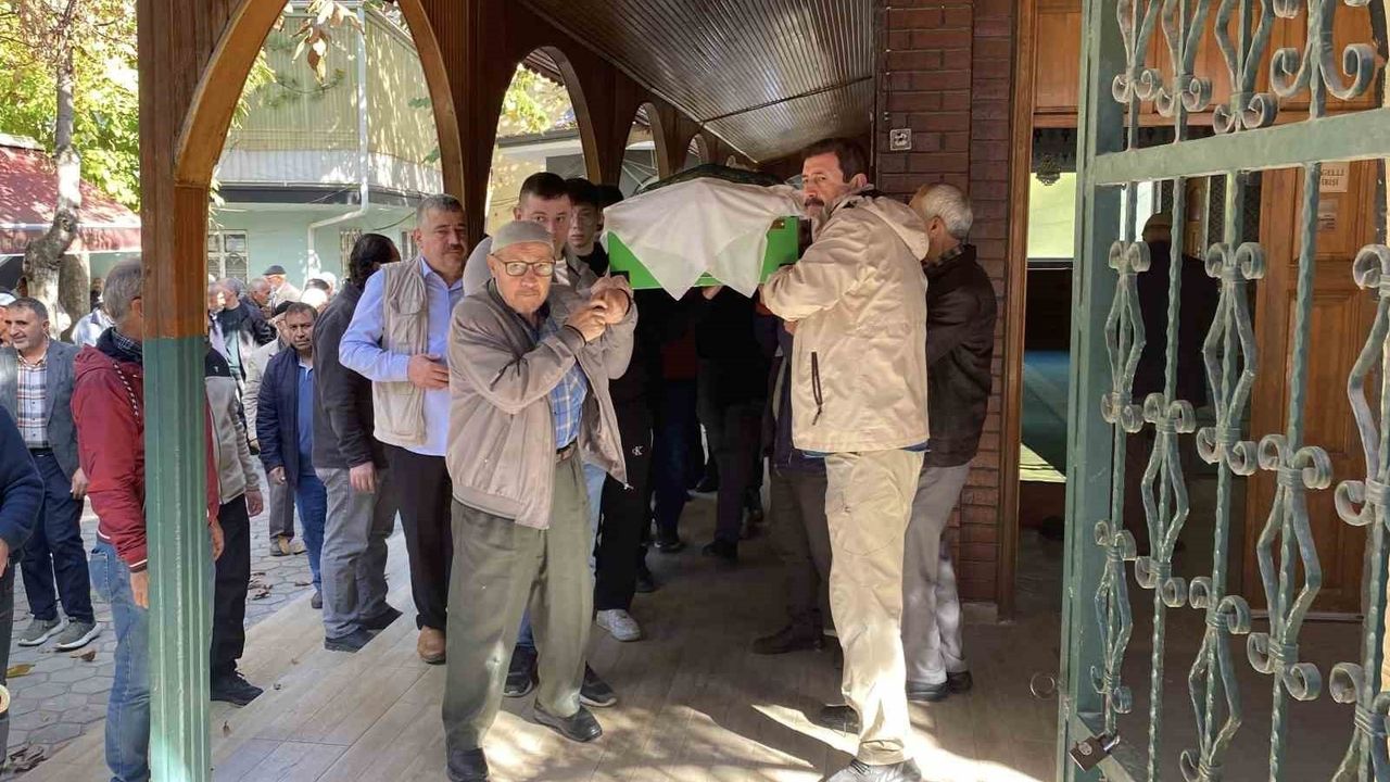 Eskişehir'de boynu kesilen anne toprağa verildi — Özel gereksinimli oğlu adliyeye sevk