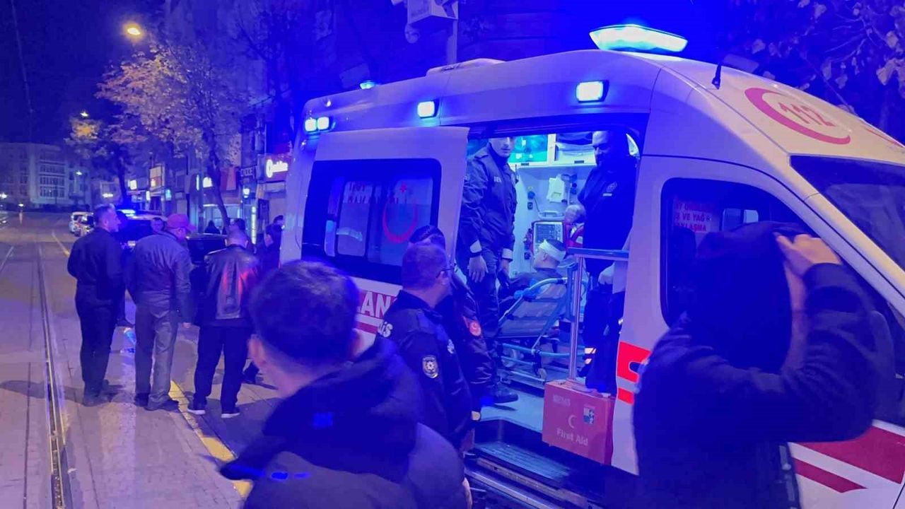 Eskişehir'de ehliyetsiz sürücü bekçiye çarptı; ambulansta 34 bin 389 TL cezayı imzaladı