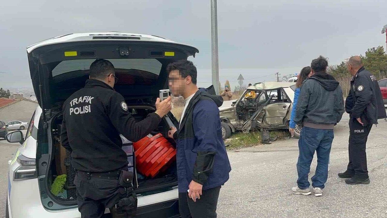 Eskişehir'de Feci Kaza: 2 Kişi Ağır Yaralandı