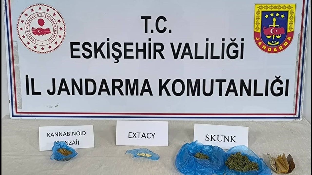 Eskişehir'de Jandarma 20 exctasy, Bonzai ve Skunk Ele Geçirdi