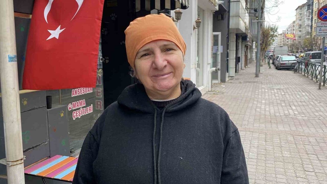 Eskişehir'de Kadının Türk Bayrağını Öpme Anları Yürek Isıttı