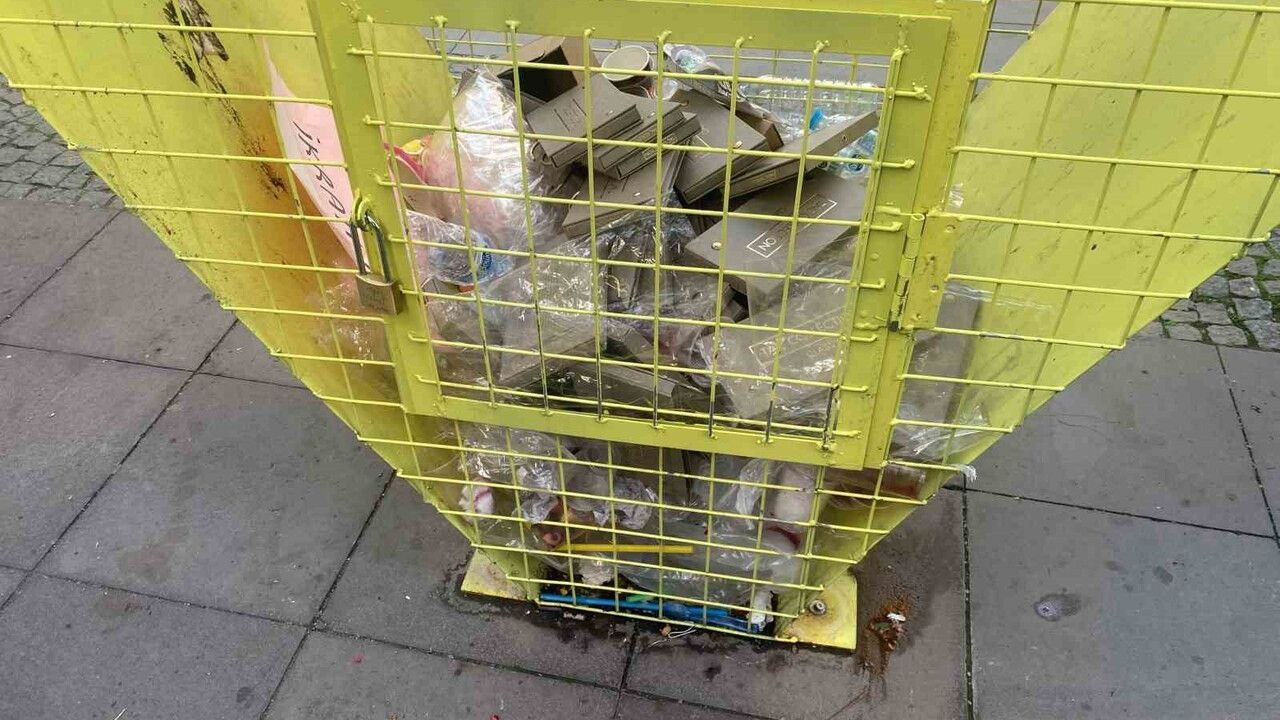 Eskişehir'de Kalp Şeklindeki Geri Dönüşüm Kafesi Çöplerle Dolduruldu