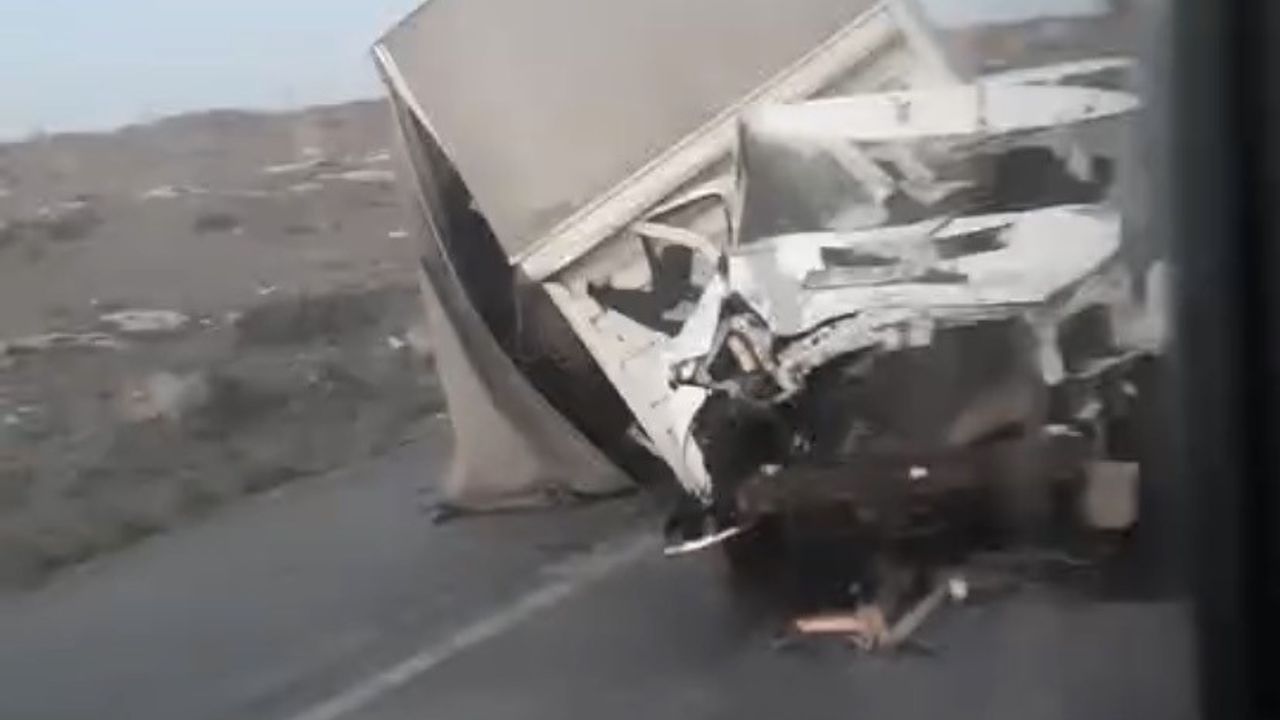 Eskişehir'de Kamyon Refüje Çarptı: Sürücü Yaralandı