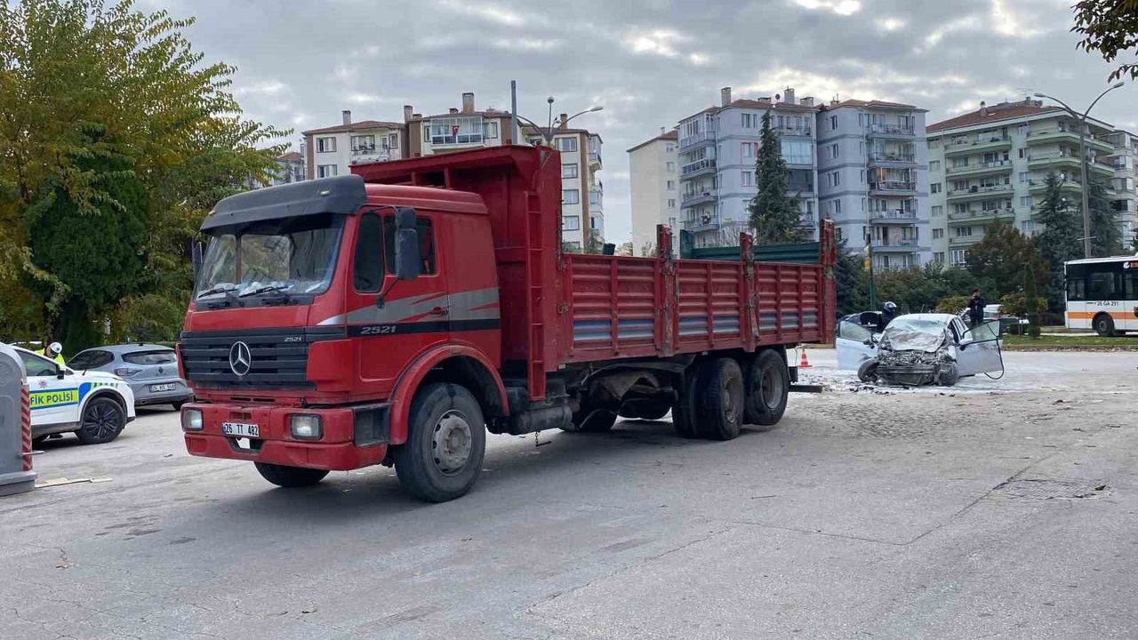 Eskişehir'de kamyona çarpan otomobilin 70 yaşındaki sürücüsü öldü