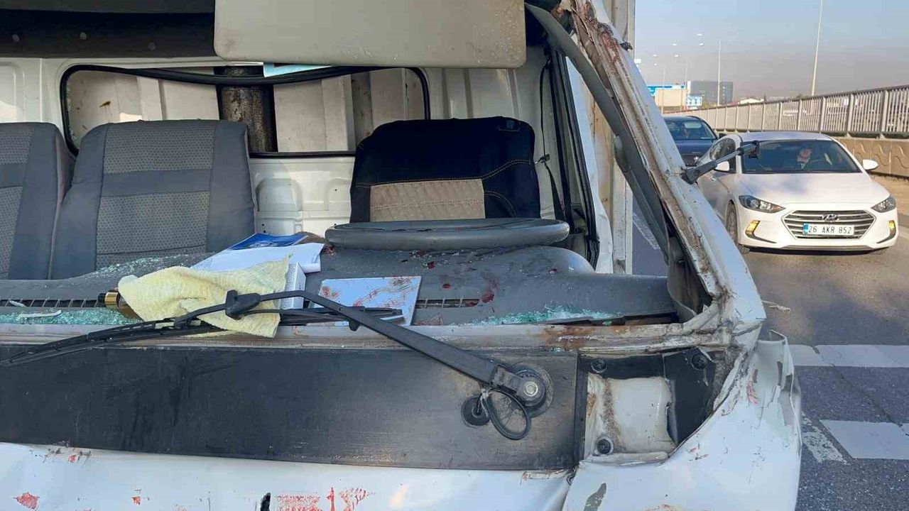 Eskişehir'de Karton Yüklü Kamyonet Kamyona Çarptı: 70 Yaşındaki Sürücü Yaralandı