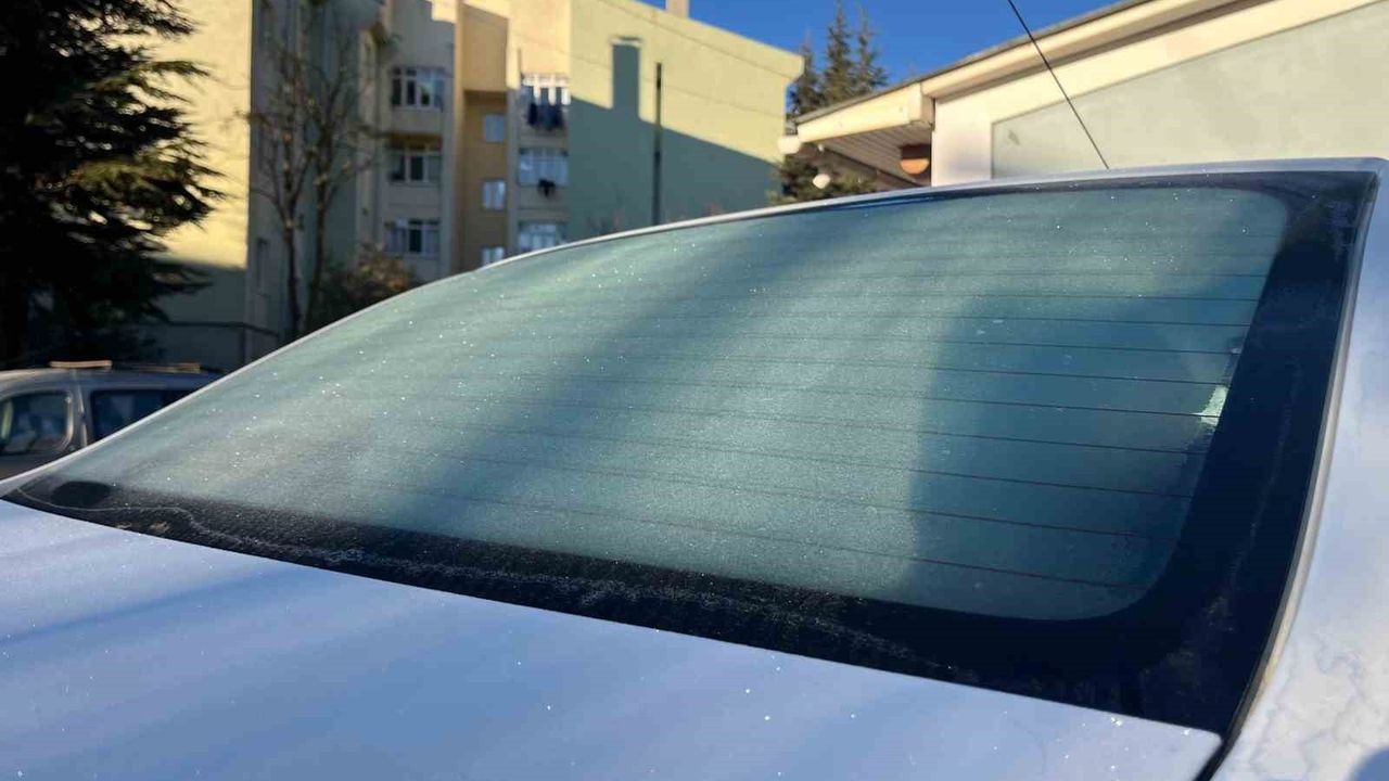 Eskişehir'de Kırağı Araç Camlarını İnce Buzla Kapladı