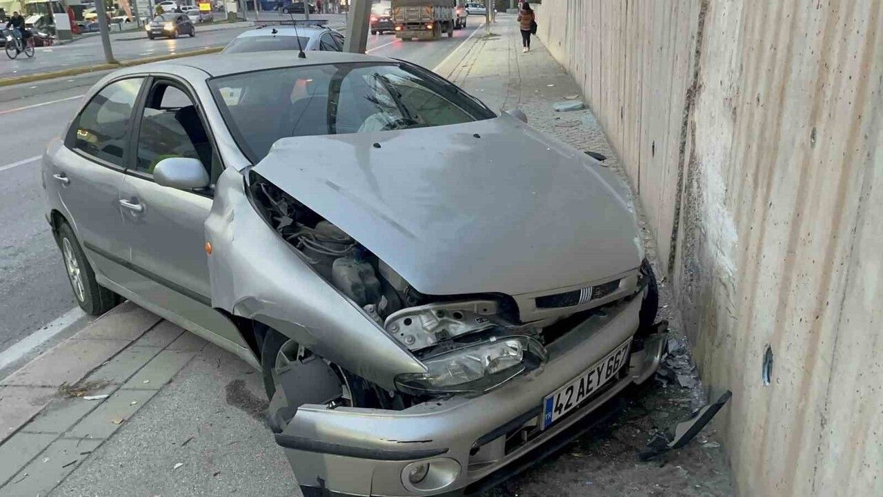 Eskişehir'de Kontrolden Çıkan Araç Aydınlatma Direğine Çarpıp Hurdaya Döndü