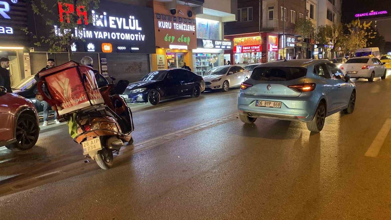 Eskişehir'de Motosikletli Kurye Yaya ve Otomobile Çarptı: 2 Yaralı