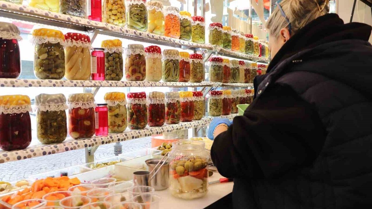 Eskişehir'de 'Neşeli Günler' Gerçeğe Döndü: Balkandere Çiftinin Turşu Rekabeti