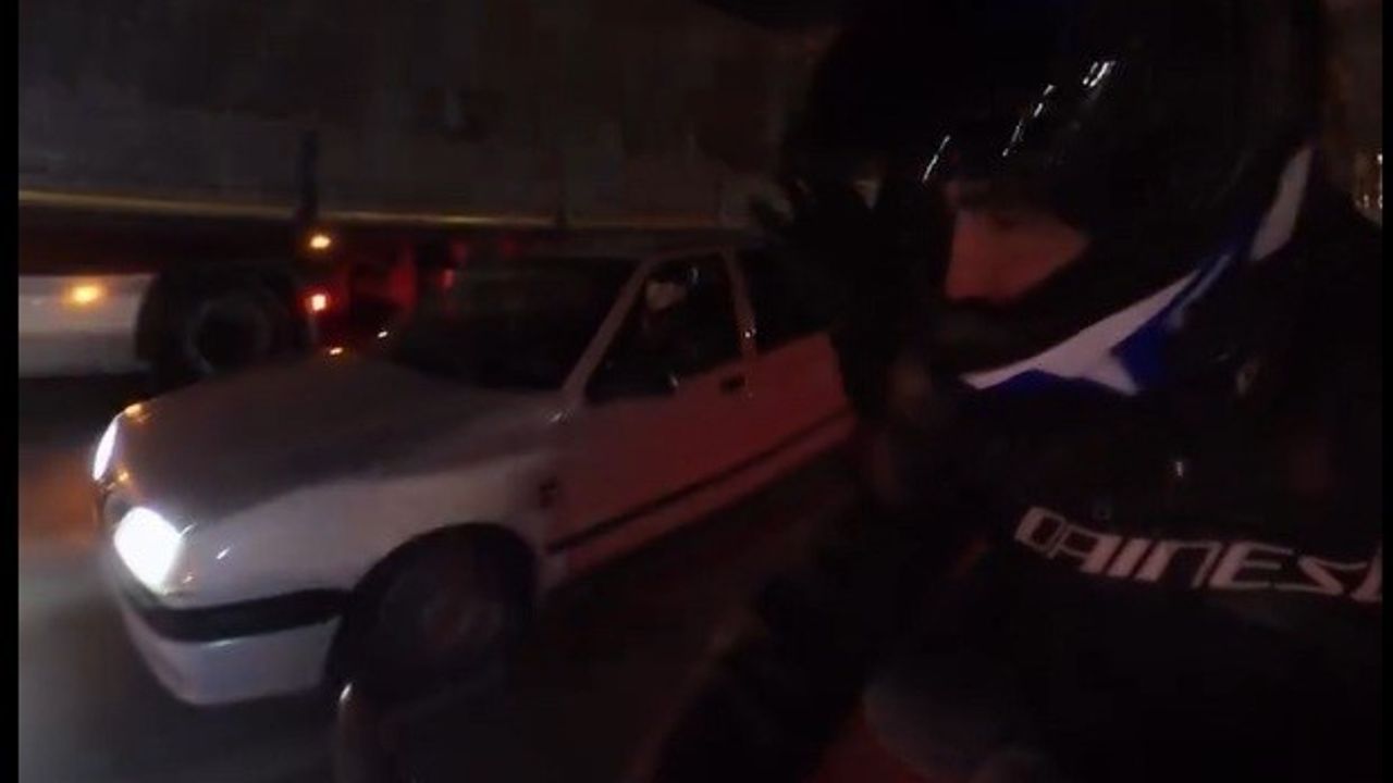 Eskişehir'de Otomobil Motosiklete Yandan Çarpıp Yoluna Devam Etti