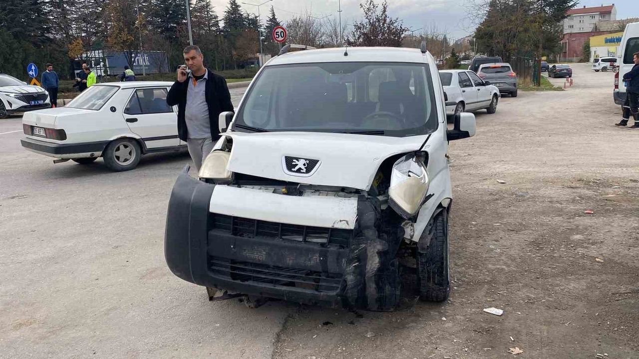 Eskişehir'de Panelvan Çarpışması: 1 Yaralı, Kaza Kamerada