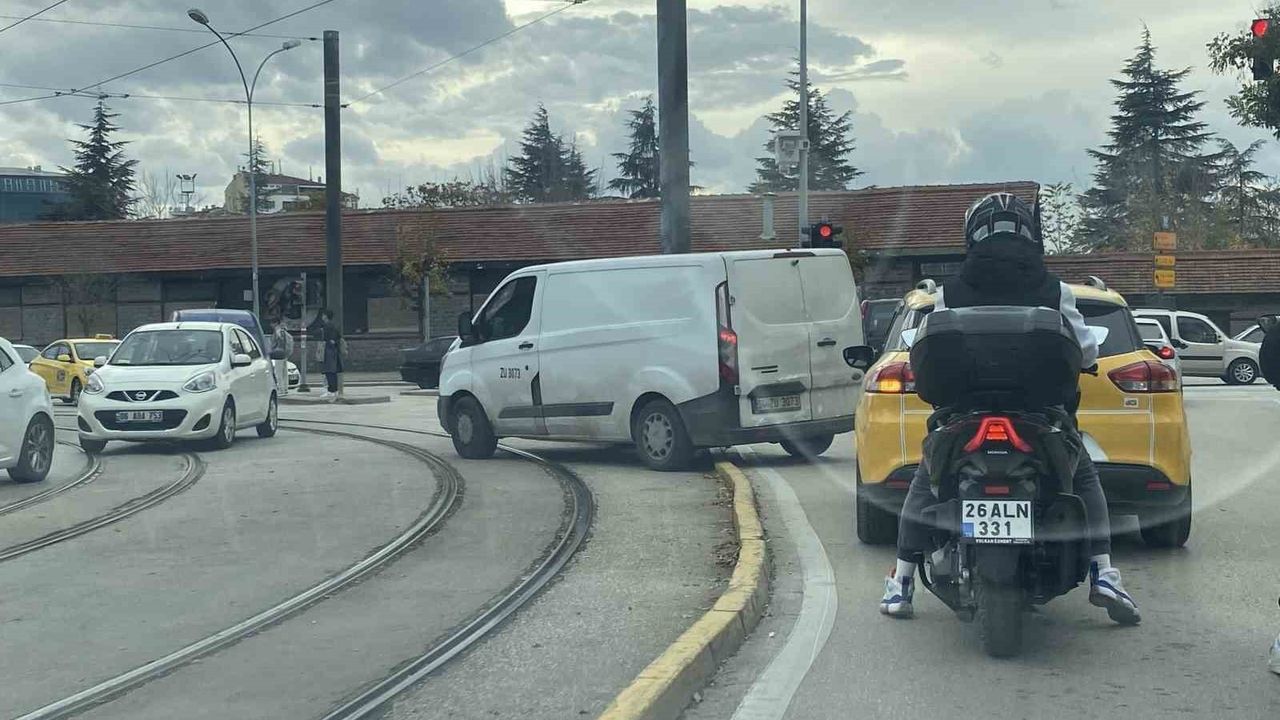 Eskişehir'de Panelvan Sürücüsü Kırmızı Işığı Aşmak İçin Tramvay Banketinden Döndü