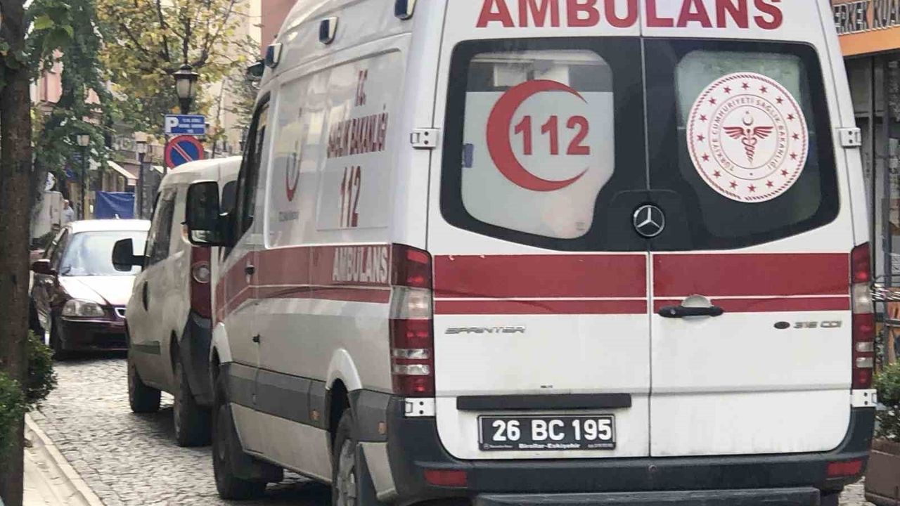 Eskişehir'de plakasız araç ters yönden girip ambulansın ilerlemesini engelledi