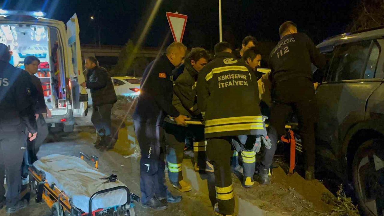 Eskişehir'de porselen yüklü kamyonla otomobil çarpıştı: 4 yaralı