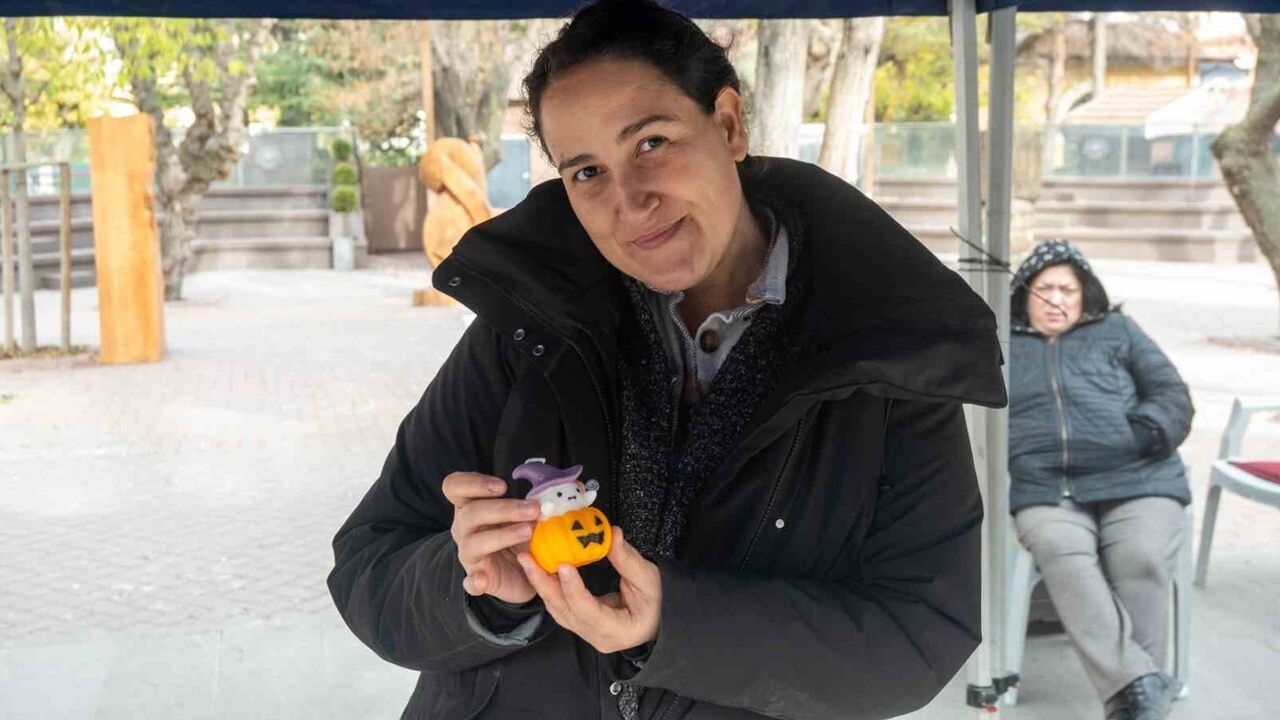 Eskişehir'de Rabia Çelik'in 3D Yazıcı Destekli El Yapımı Estetik Mumları