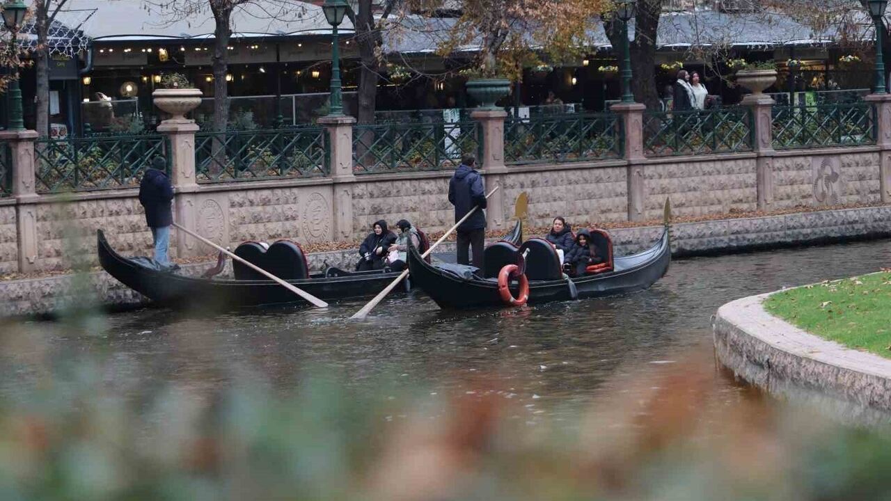 Eskişehir'de Soğuğa Rağmen Porsuk Çayı'nda Gondol Keyfi