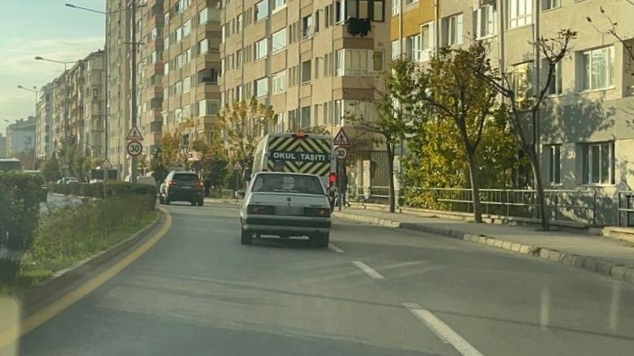 Eskişehir'de 'Yakışır yaşıma yanlışlarım' Yazılı Tofaş Caddeyi Egzozuyla Rahatsız Etti