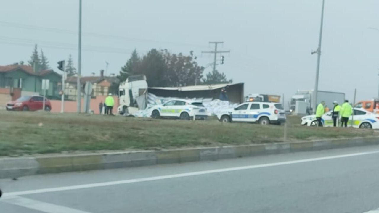 Eskişehir'de Yan Yatan Tır Trafiği Aksattı