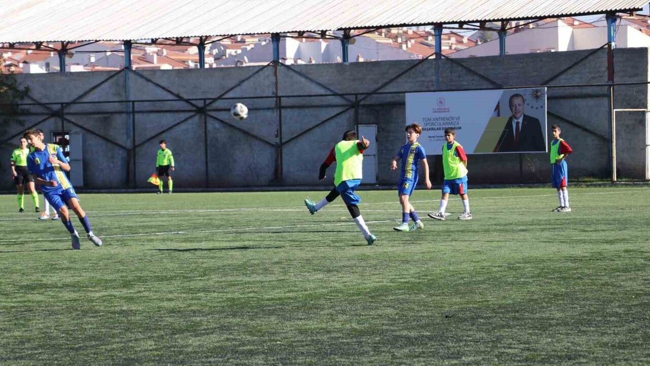 Eskişehir'de Yıldız Erkek Futbol Müsabakaları Devam Ediyor
