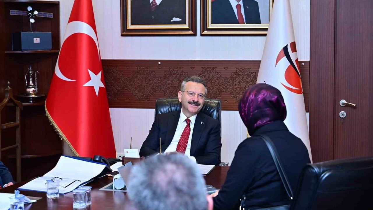 Eskişehir Valisi Hüseyin Aksoy Halk Günü'nde Vatandaşların Taleplerini Dinledi