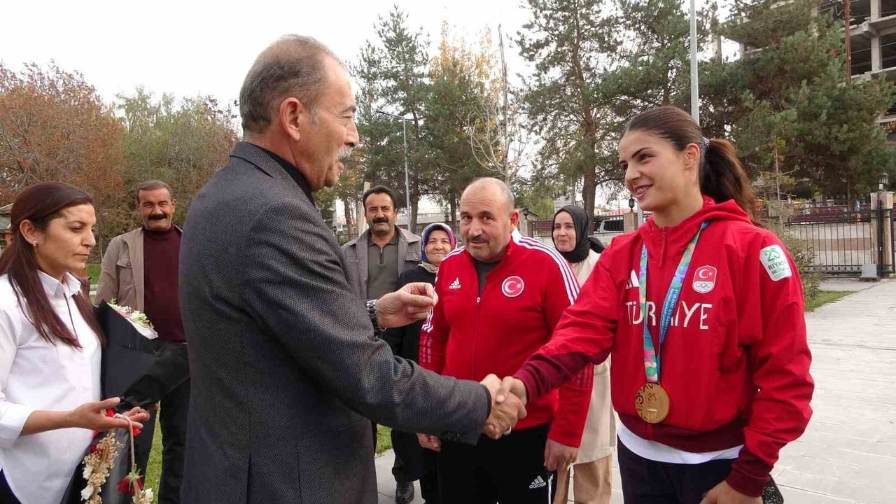 Evin Erginoğuz'tan Altın Madalya: 2025 İslami Dayanışma Oyunları'nda Vanlı Boksörün Zaferi