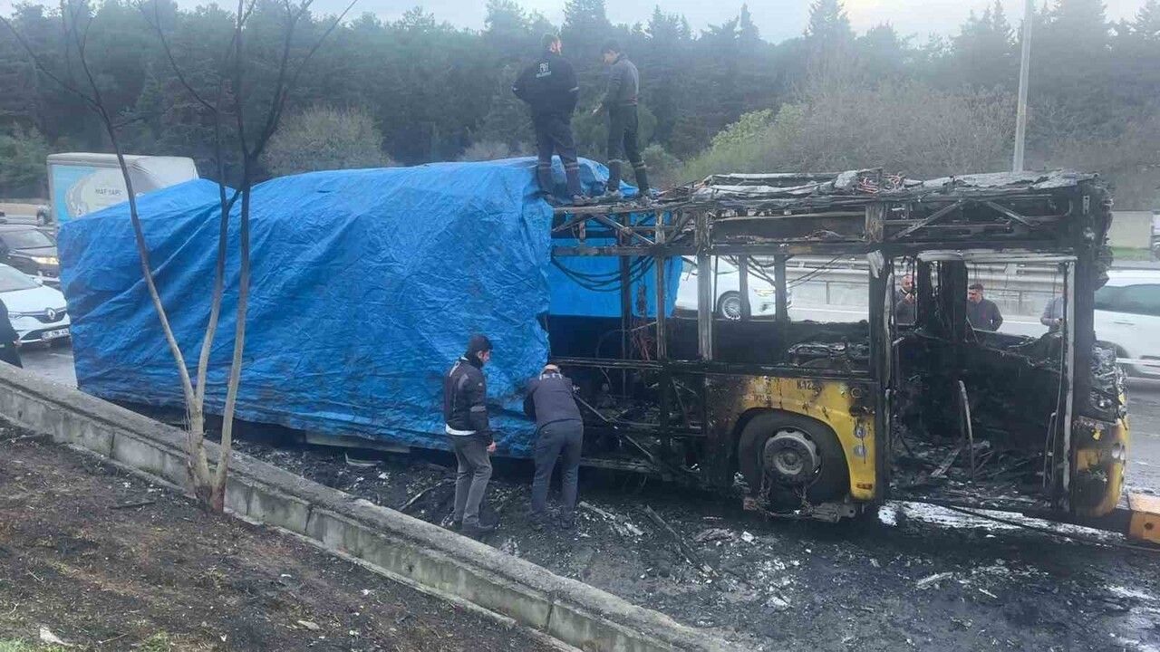 Eyüpsultan'da İETT Otobüsü Alev Topuna Döndü — Sürücü Kurtardı, Araç Kullanılamaz Hale Geldi