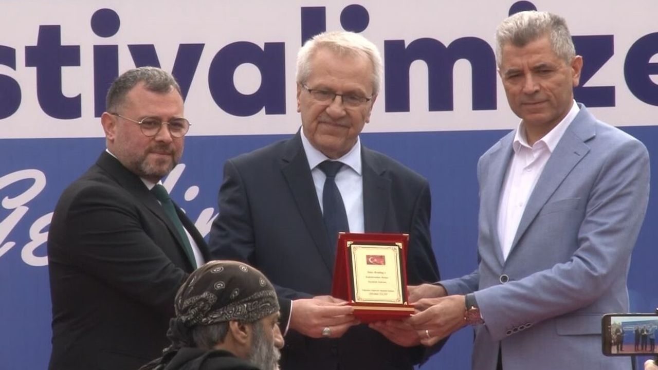 Eyüpsultan Hamsi Festivali'nde İhlas Vakfı'na Plaket