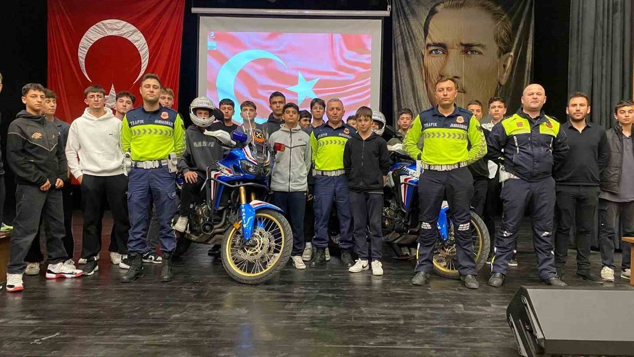 Ezine'de Jandarma'dan Motosiklet Sürücülerine Güvenli Sürüş Eğitimi