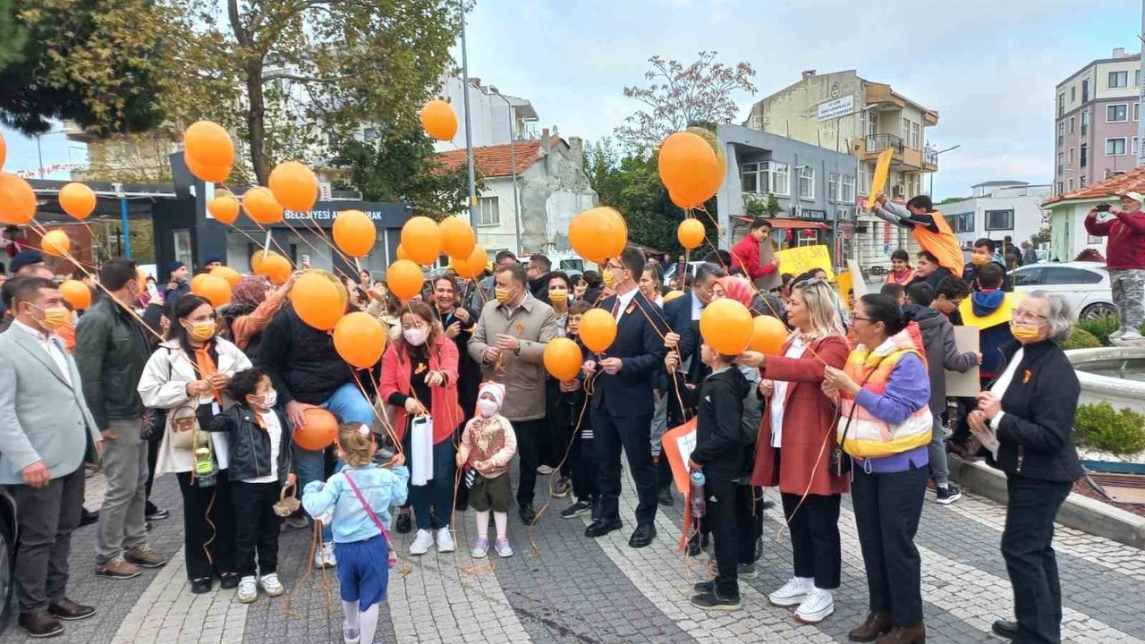 Ezine'de Lösemili Çocuklar Haftası Yürüyüşü: Turuncu Balonlar Umutla Uçtu