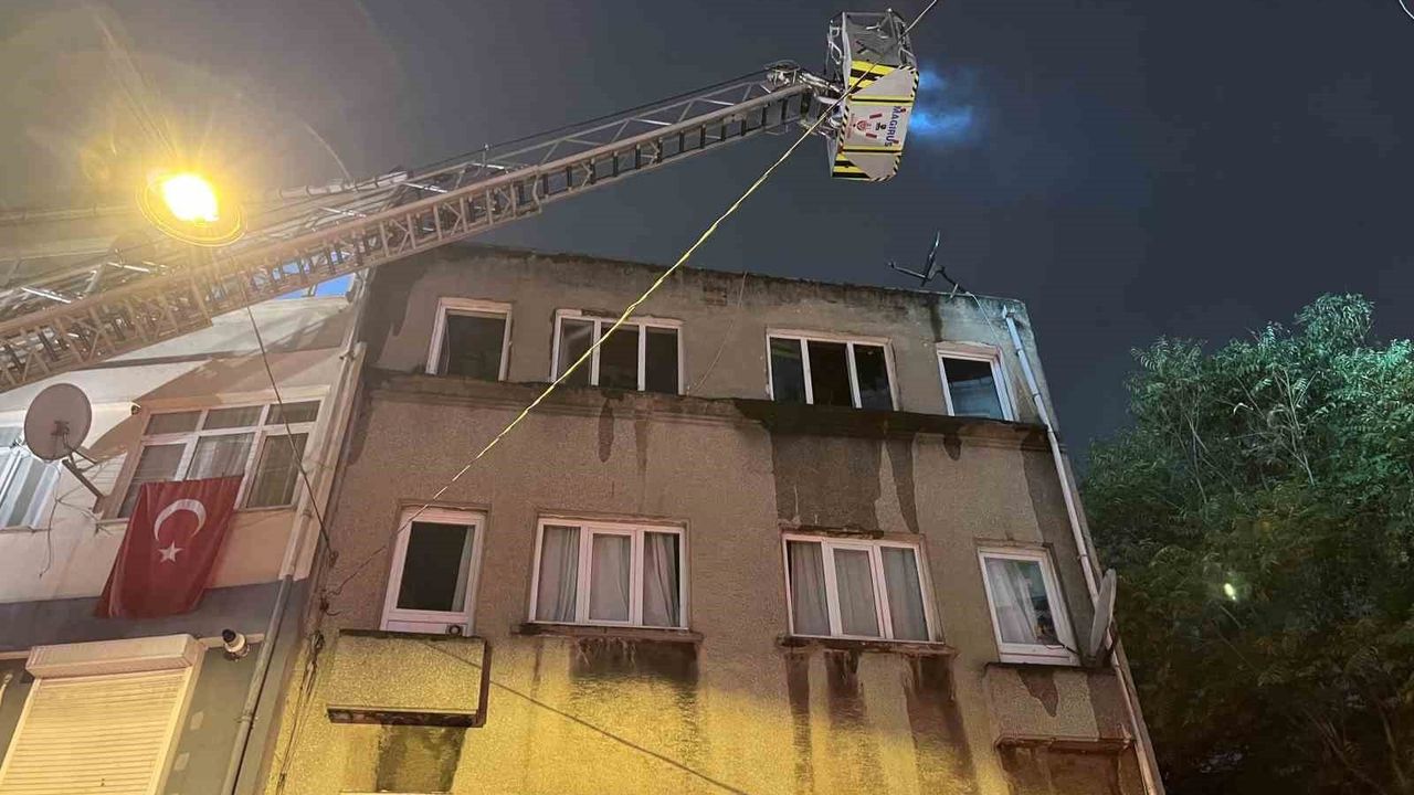 Fatih’te 3 Katlı Binanın Çatısında Yangın