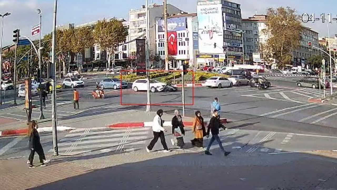 Fatih'te Otomobil ile Motosiklet Çarpıştı — Kaza Anı Kamerada